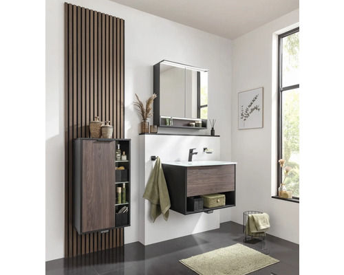 Salle de bains moderne avec lavabo, armoire de toilette à miroir et armoire suspendue ouverte devant un panneau mural