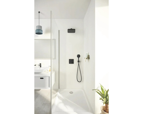 Duschkabine mit Duschkopf, Handbrause und Duschwanne in einem hellen Badezimmer