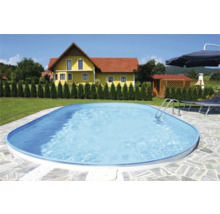 Piscine ovale dans le jardin avec maison en arrière-plan
