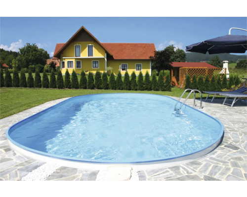 Piscine ovale dans le jardin avec maison en arrière-plan
