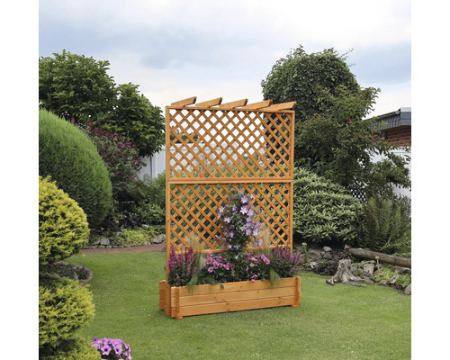 Jardinière en bois avec treillis dans le jardin