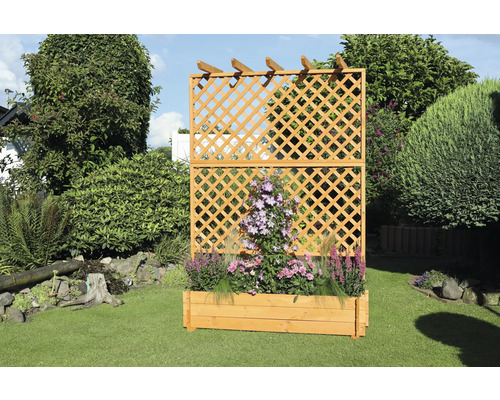 Treillis en bois avec jardinière dans le jardin