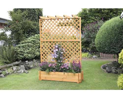 Jardinière en bois avec treillis dans le jardin