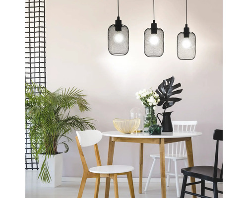 Esszimmer mit Esstisch, Stühlen und drei schwarzen Hängeleuchten