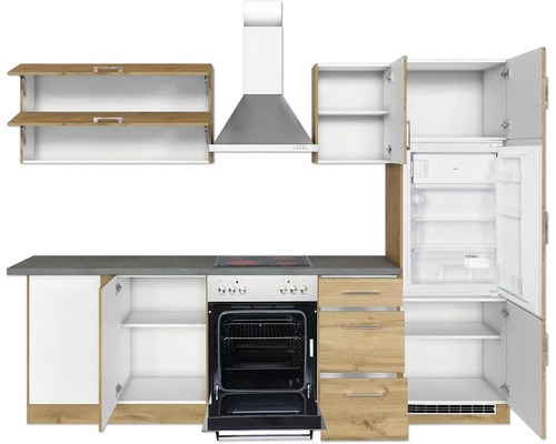 Küchenzeile mit Ober- und Unterschränken, Dunstabzugshaube, Herd und Kühlschrank