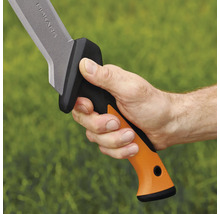 Nahaufnahme einer Hand, die eine Fiskars Machete mit orangefarbenem Griff hält