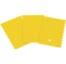 Trois spatules de modelage jaunes aux bords dentelés sont superposées.