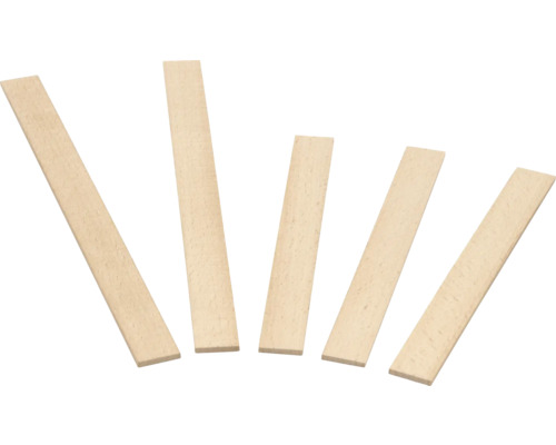 Cinq baguettes en bois clair pour projets de construction