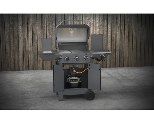 Gasgrill mit geöffnetem Deckel und Gasflasche im Unterschrank