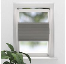 Store plissé gris sur fenêtre pour le contrôle de la lumière