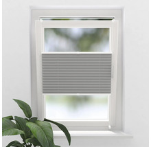 Store plissé gris sur la fenêtre pour le contrôle de la lumière.