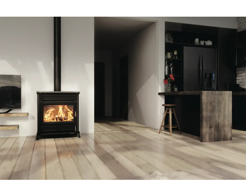 Kaminofen in einem hellen Wohnraum mit Holzboden und moderner Einrichtung