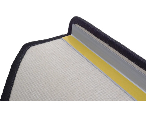 Detailansicht einer Treppenkante mit Teppich und Montageband