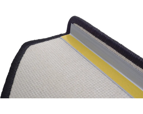Detailaufnahme eines Teppichs mit Kantenschutzprofil