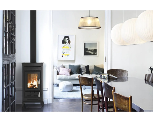 Wohnzimmer mit Kaminofen, Esstisch und Sitzbereich