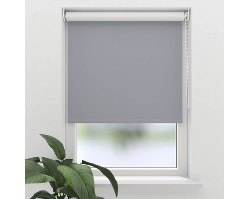 Store enrouleur gris sur fenêtre avec chaînette