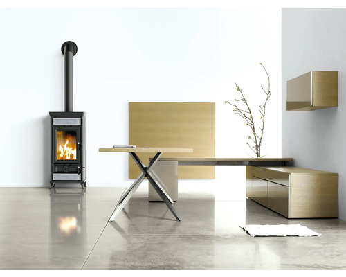 Wohnzimmer mit Kaminofen, Schreibtisch und Holzmöbeln in modernem Design