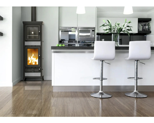 Küche mit Kaminofen, Barhockern und modernen Geräten für ein gemütliches Ambiente