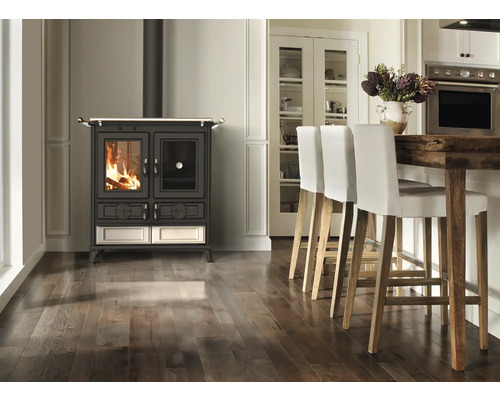 Küche mit Holzofen, Barhockern und Küchenutensilien