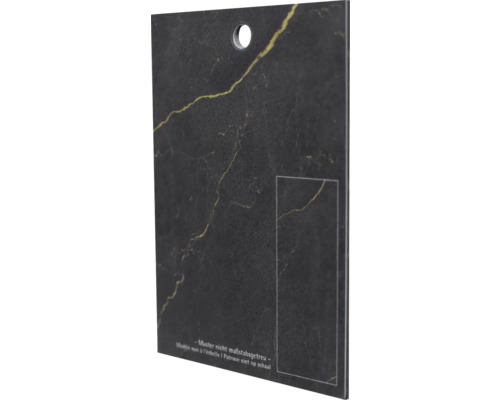 Échantillon de carreau en marbre noir avec des veines dorées