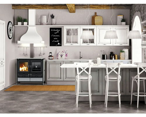 Küche im Landhausstil mit Küchenofen, Dunstabzugshaube, Hängeschränken, Tresen und Barhockern.