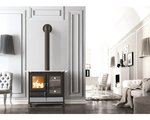 Wohnzimmer mit Kaminofen und Rauchrohr