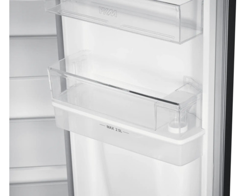 Vue intérieure d''un réfrigérateur avec balconnets de porte