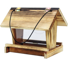 Vogelhaus aus Holz mit transparenten Wänden und Seilaufhängung