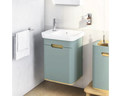 Salle de bains avec meuble sous-lavabo, lavabo et robinet