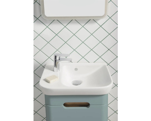 Meuble-lavabo avec meuble bas, robinetterie et miroir dans une salle de bains