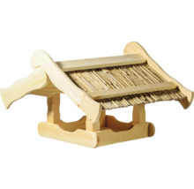 Vogelhaus aus Holz mit Strohdach