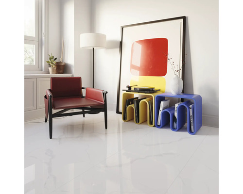 Salon lumineux avec fauteuil, table d''appoint et œuvre d''art