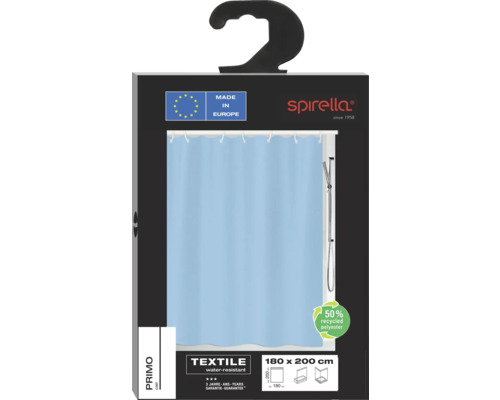 Verpackung eines hellblauen Duschvorhangs mit den Maßen 180 x 200 cm, aus 50 Prozent recyceltem Polyester, wasserabweisend und mit dem Made in Europe Siegel.