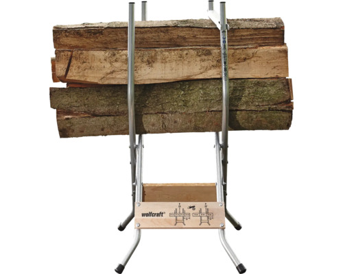 Holzstapelhilfe mit Holzscheiten