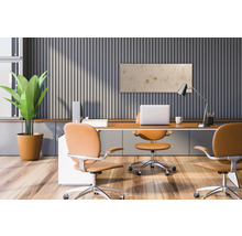 Modernes Büro mit Schreibtisch, Bürostühlen, Lampe, Laptop und Zimmerpflanze