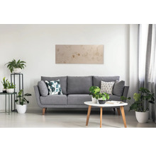 Wohnzimmer mit Sofa, Tisch und Wandbild