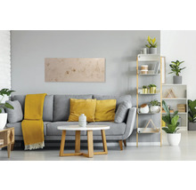 Wohnzimmer mit Sofa, Tisch und Heizkörper an der Wand