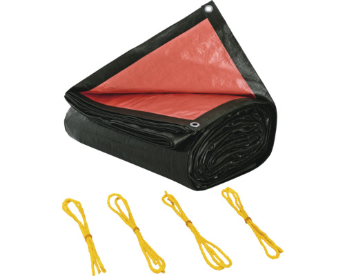 Eine Plane, teilweise aufgerollt, mit Ösen und vier Befestigungsseilen.