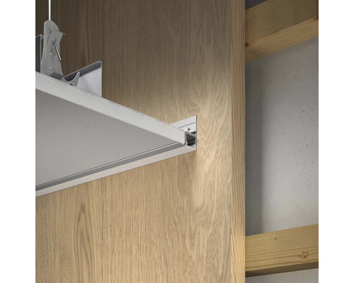 Détail d''un faux plafond avec profilés et matériel de fixation