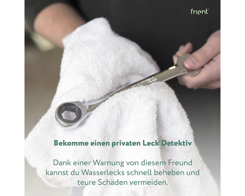 Ein Schraubenschlüssel liegt auf einem weißen Handtuch.