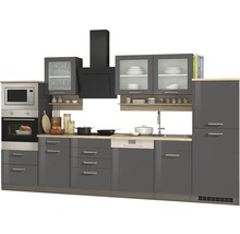 Komplette Küche mit Hängeschränken, Dunstabzugshaube, Spüle, Geschirrspüler, Herd und Mikrowelle.