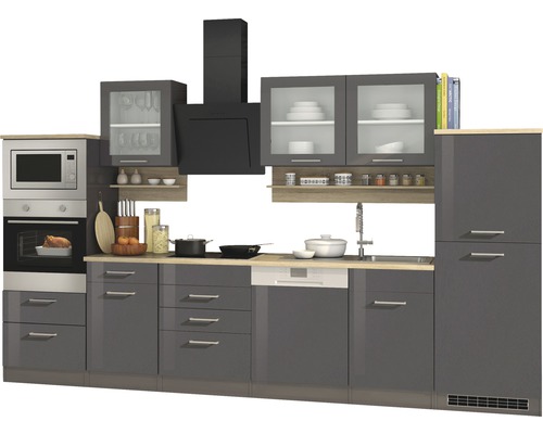 Cuisine complète avec armoires murales, hotte aspirante, évier, lave-vaisselle, cuisinière et micro-ondes.