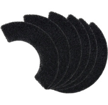Plusieurs tapis de filtre de bassin noirs en forme de croissant