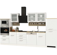Komplette Küche mit Schränken, Spüle, Herd, Dunstabzugshaube und Elektrogeräten