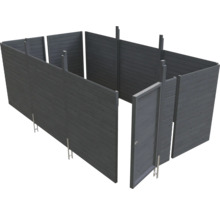 Außenansicht eines Gartenhauses im Bau mit Holzwänden und Türrahmen
