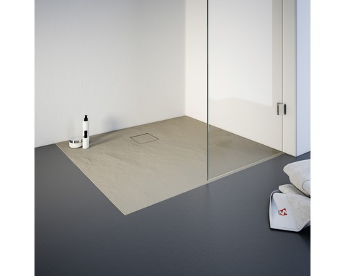 Douche de plain-pied avec caniveau de douche et paroi en verre dans une salle de bain