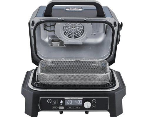 Ninja Woodfire Elektrogrill mit geöffnetem Deckel und Korb