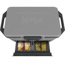 Graue Ninja Kühlbox mit herausziehbaren Fächern, gefüllt mit Sandwiches und eingelegten Gurken