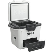 Ninja Kühlbox mit Schublade und geöffnetem Deckel.