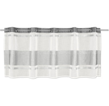 Rideau brise-bise transparent avec motif à rayures gris et blanc et œillets métalliques sur une tringle à rideau.